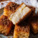 leche frita servida con azúcar y canela en plato rústico